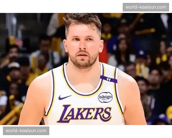 湖人确立东契奇里夫斯持球核心，詹姆斯功能化释放进攻潜能